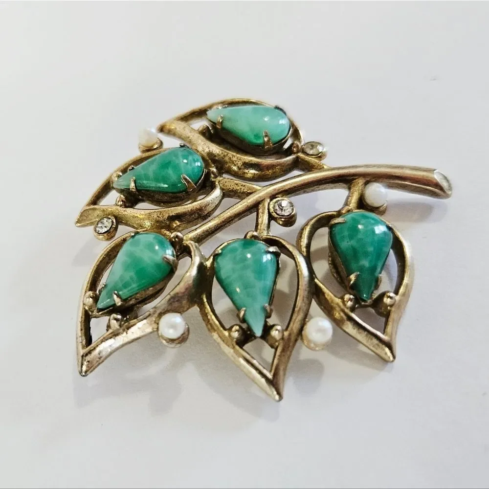 Vintage Gold Tone Prong Set Jade Cabochon Rhinestone Faux Pearl Leaf Brooch Pin